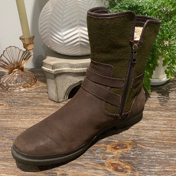 Authentic UGG Simmons Waterproof Boots 🥾 Women's 11 - Picture 3 of 11